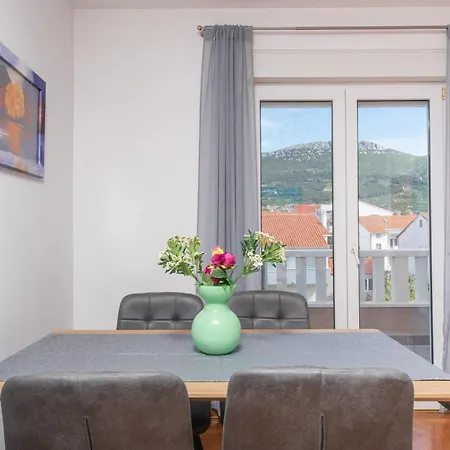 Lovric With Sea View *