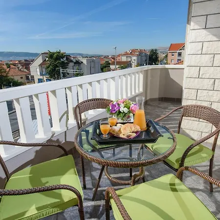 Lovric With Sea View *
