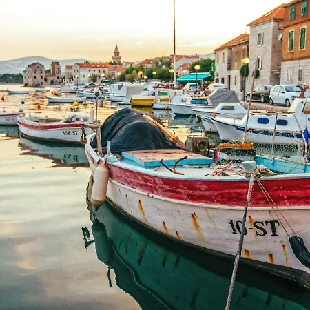 Lovric With Sea View Kastela