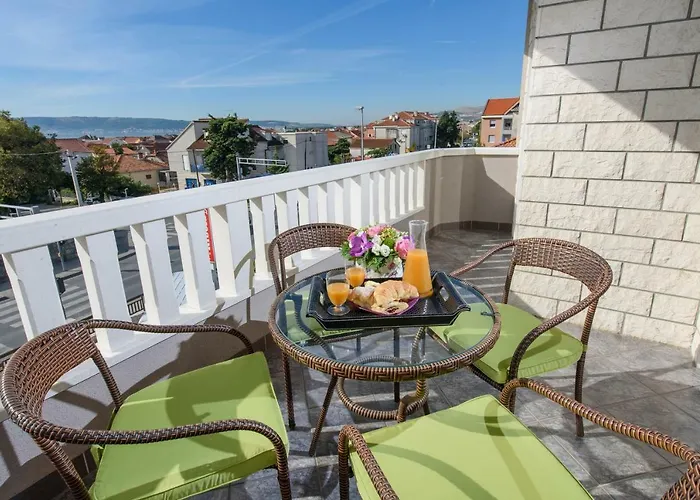 Lovric With Sea View *