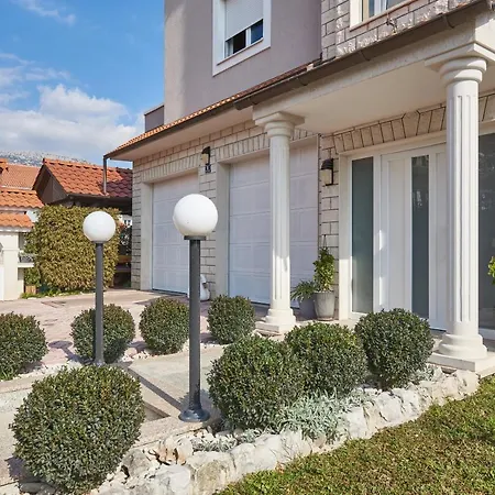 Lovric With Sea View *