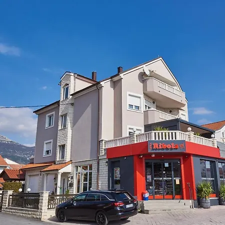 Lovric With Sea View Appartement Kaštela