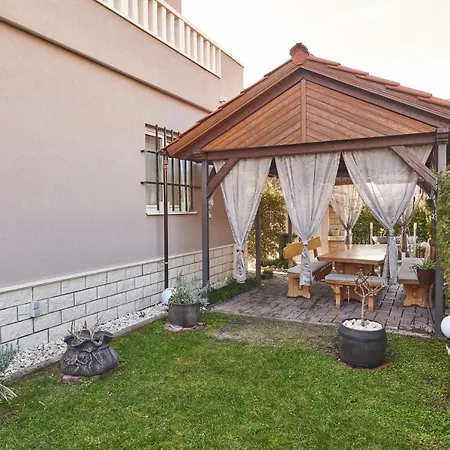 Lovric With Sea View Apartmán *