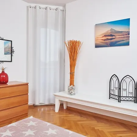 Lovric With Sea View Apartmán *